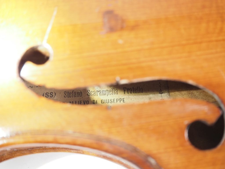 Violon portant l'etiquette "Stefano Scarampella". Dim. 356 mm (à resta