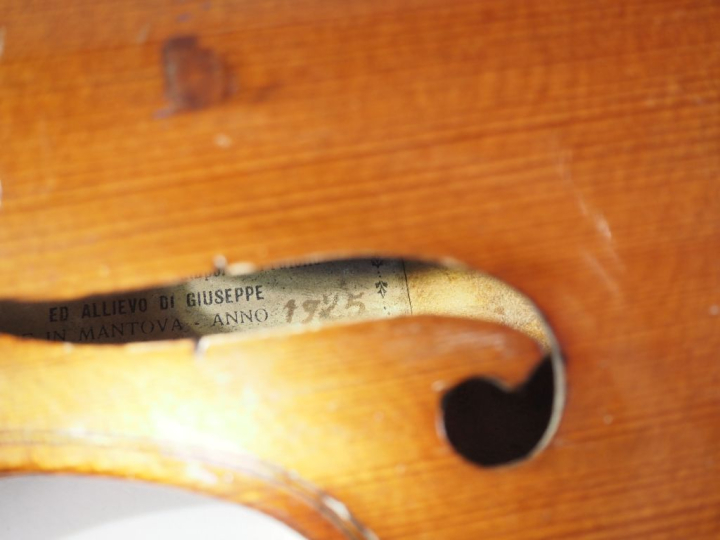 Violon portant l'etiquette "Stefano Scarampella". Dim. 356 mm (à resta