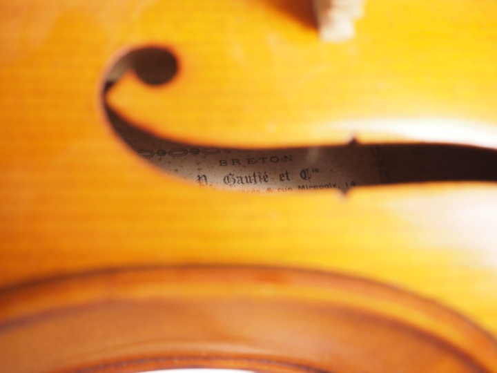 Violon d'étude fait à Mirecourt portant l'étiquette F. Breton lutherie