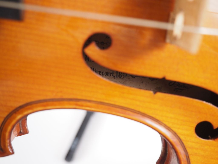 Violon d'étude fait à Mirecourt portant l'étiquette F. Breton lutherie