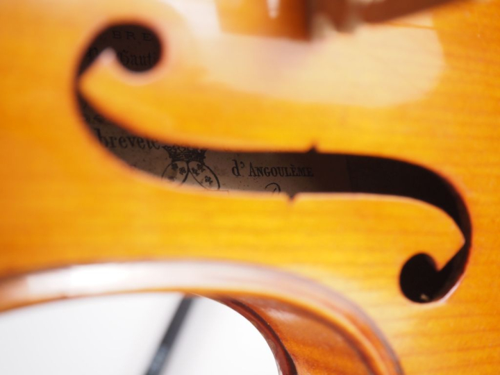 Violon d'étude fait à Mirecourt portant l'étiquette F. Breton lutherie
