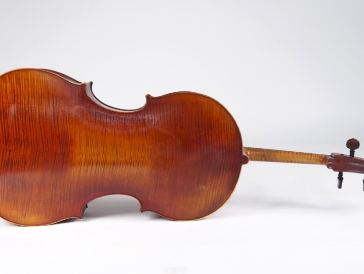 Très beau violoncelle fabriqué par Marc Laberte. A appartenu à M. Guir