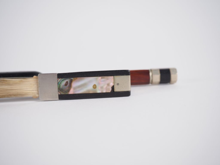 Archet de violon d'étude en pernambouc 4/4. Poids. 56 g (à restaurer, 