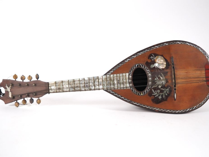 Mandoline portant l'étiquette "J. BONABILLA 1901 Napoli" . (bon état, 