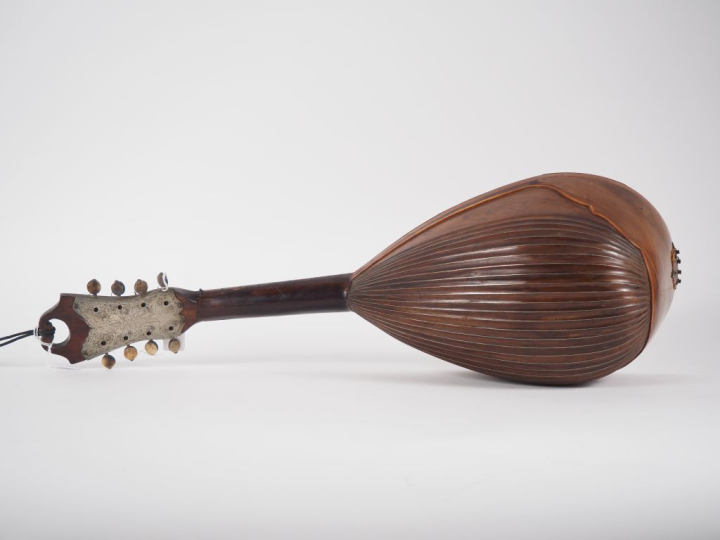 Mandoline portant l'étiquette "J. BONABILLA 1901 Napoli" . (bon état, 