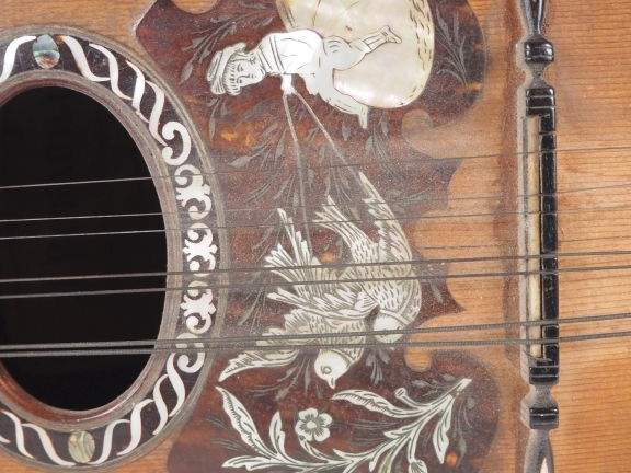Mandoline portant l'étiquette "J. BONABILLA 1901 Napoli" . (bon état, 