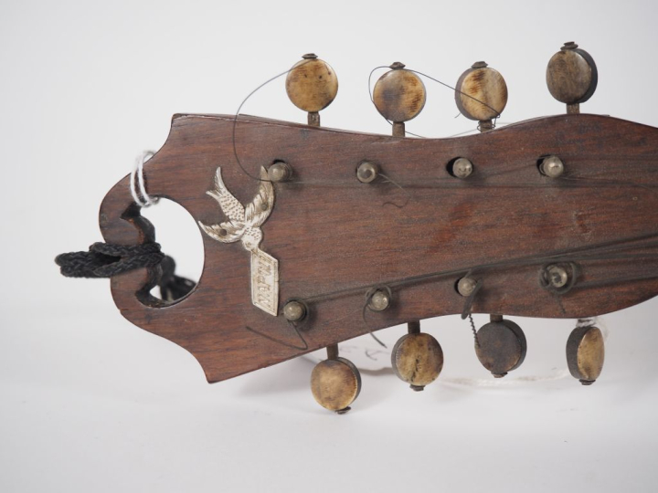 Mandoline portant l'étiquette "J. BONABILLA 1901 Napoli" . (bon état, 
