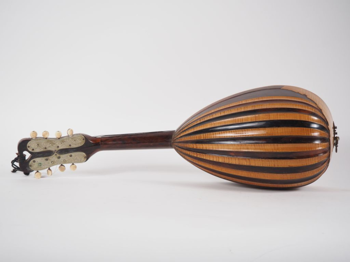 Mandoline portant l'étiquette "LUIGI URIANI NAPOLI". (bon état, à mont
