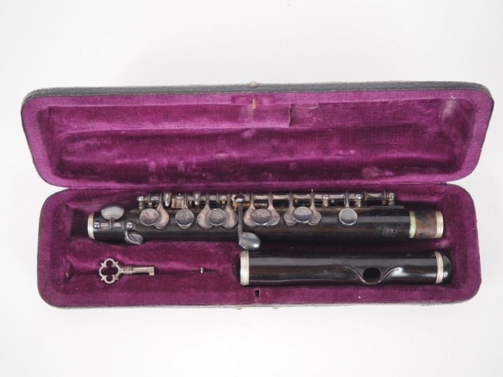 Flûte melodia GSH en bois et métal argenté, dans son coffret. L. 30 cm