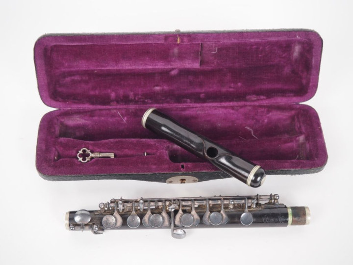 Flûte melodia GSH en bois et métal argenté, dans son coffret. L. 30 cm