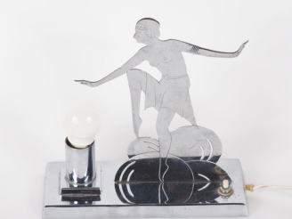 Vente aux enchères Veilleuse de style Art Déco en métal chromé, à décor de danseuse en si