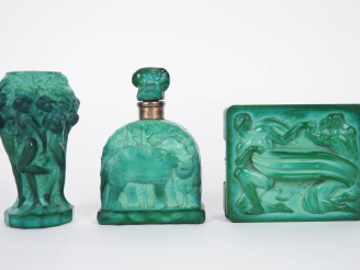Vente aux enchères 3 différents objets Art Déco en verre mêlé, à l'imitation de la malach