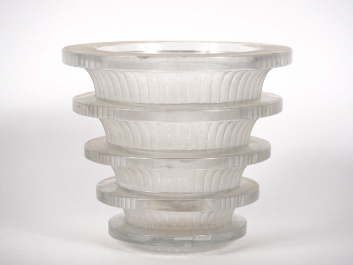 Vase de style Art déco en verre moulé, à décor de disques et de cannel