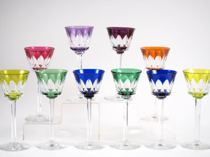 BACCARAT.  10 verres à vin du Rhin en cristal bicolore. Signés