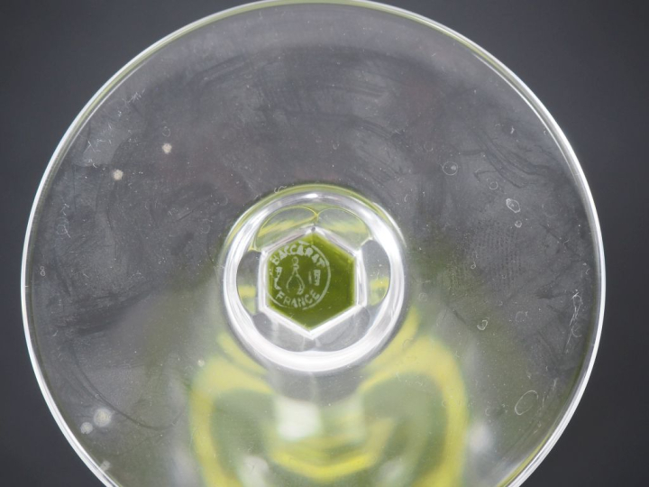 BACCARAT.  10 verres à vin du Rhin en cristal bicolore. Signés