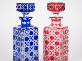 Vente aux enchères SAINT-LOUIS.  Paire de flacons en cristal bleu nuit, rubis et transluc