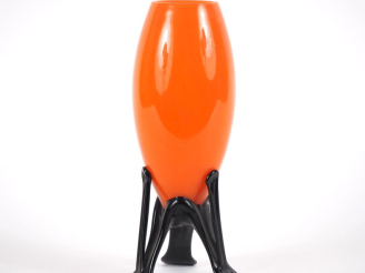 Vente aux enchères Vase ovoïde de style Art Déco en verre orange et noir, piétement tripo