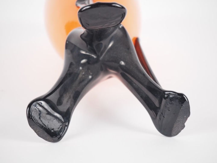 Vase ovoïde de style Art Déco en verre orange et noir, piétement tripo