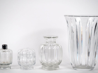 Vente aux enchères BACCARAT.  2 vases en cristal Signés H. 24,5 cm et 15 cm On y joint un