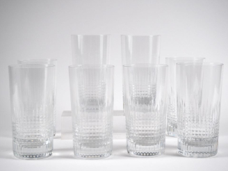 Vente aux enchères BACCARAT.  8 verres à long drink en cristal, décor de cannelures. Sign