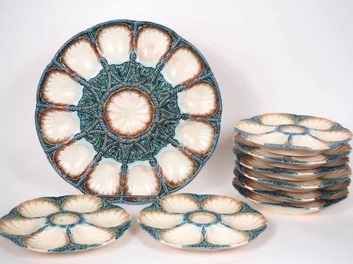 SARREGUEMINES.  Service à coquillages en faience fine polychrome compr