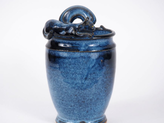 Vente aux enchères Vase en grès flammé bleu, à décor en relief de chat couché. Monogrammé