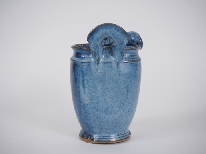 Vase en grès flammé bleu, à décor en relief de chat couché. Monogrammé