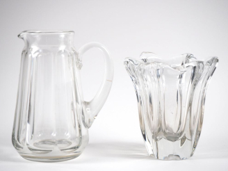 Vente aux enchères BACCARAT.  Verseuse en cristal.  Signée  DAUM France.  Vase en cristal