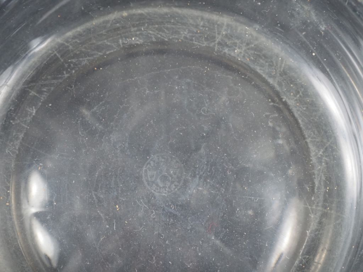 BACCARAT.  Verseuse en cristal.  Signée  DAUM France.  Vase en cristal