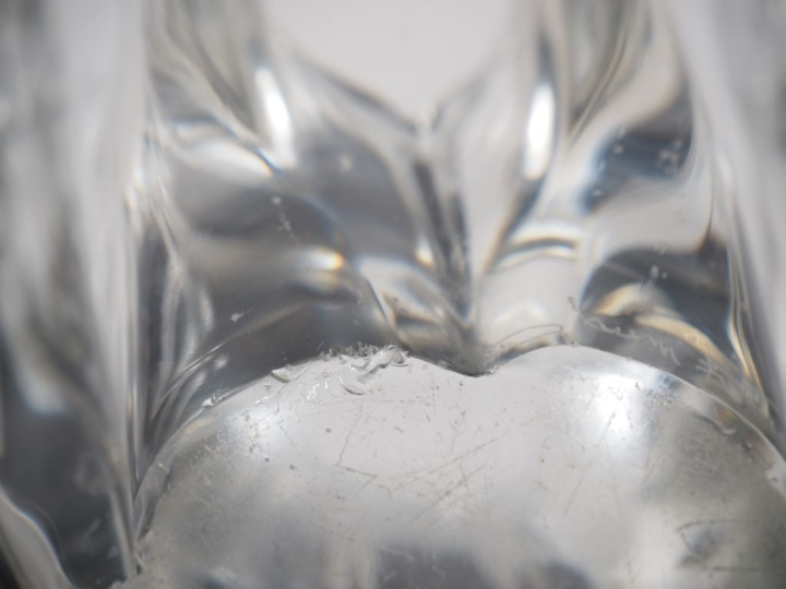 BACCARAT.  Verseuse en cristal.  Signée  DAUM France.  Vase en cristal