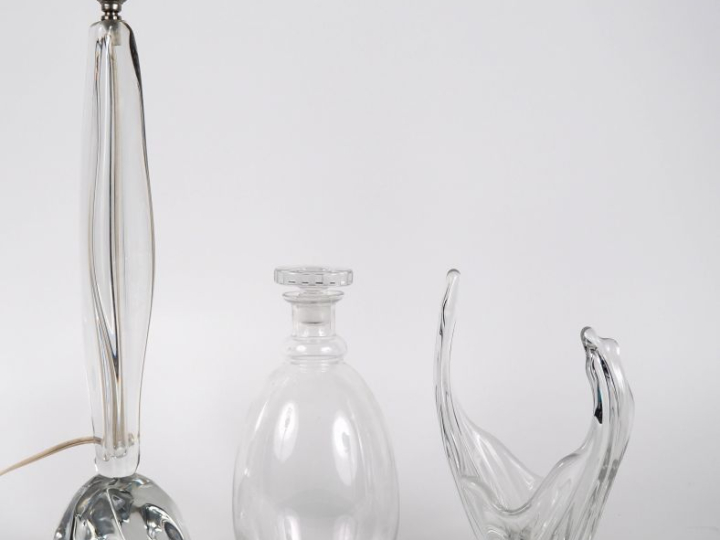 DAUM.  Flacon en cristal, signé vase des années 60 en cristal, signé u