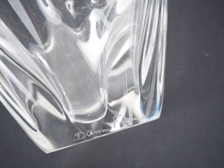 DAUM.  Flacon en cristal, signé vase des années 60 en cristal, signé u