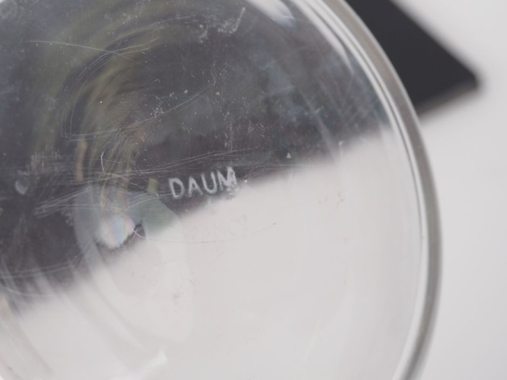 DAUM.  Flacon en cristal, signé vase des années 60 en cristal, signé u