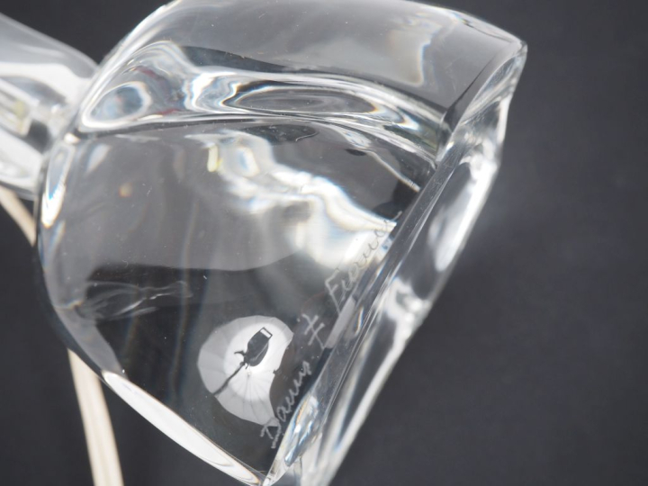 DAUM.  Flacon en cristal, signé vase des années 60 en cristal, signé u