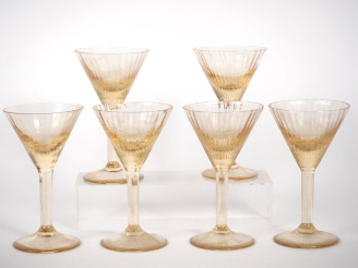 Vente aux enchères DAUM.  Suite de 6 verres en cristal ambré. Signés (égrenures)