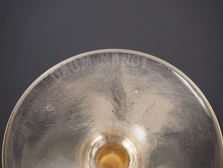 DAUM.  Suite de 6 verres en cristal ambré. Signés (égrenures)