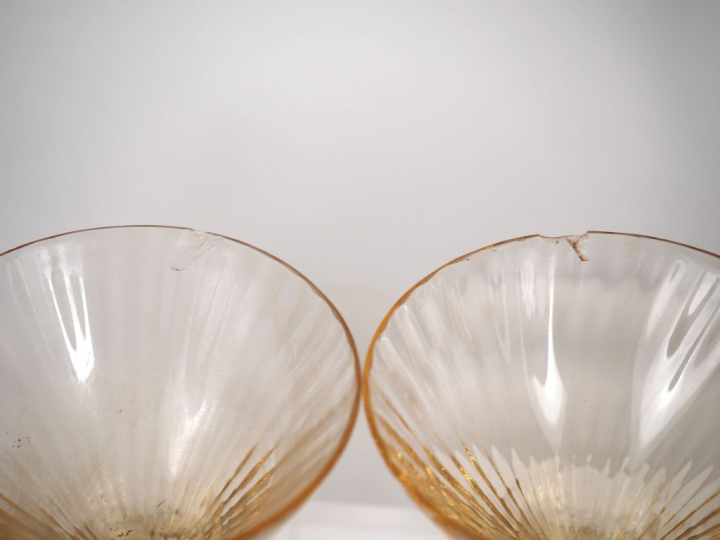 DAUM.  Suite de 6 verres en cristal ambré. Signés (égrenures)