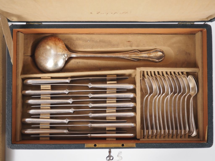 CHRISTOFLE,  Ménagère en métal argenté de style Art Déco comprenant : 