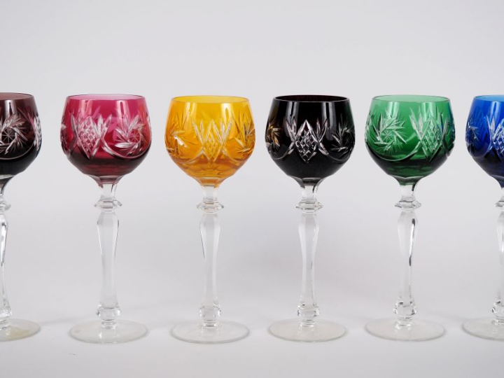 6 verres à vin du Rhin en cristal taillé à décor de palmes. H. 22 cm. 