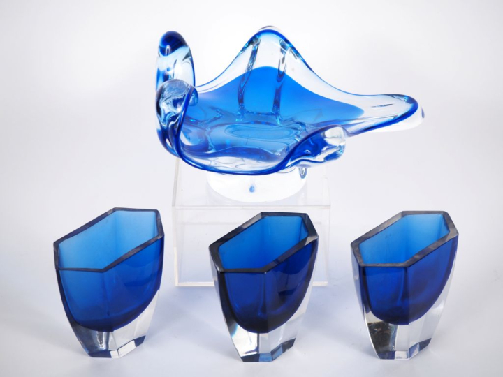 3 vases en cristal bicolore, modèle à pans coupés, bleu nuit et transl