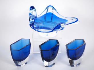 Vente aux enchères 3 vases en cristal bicolore, modèle à pans coupés, bleu nuit et transl