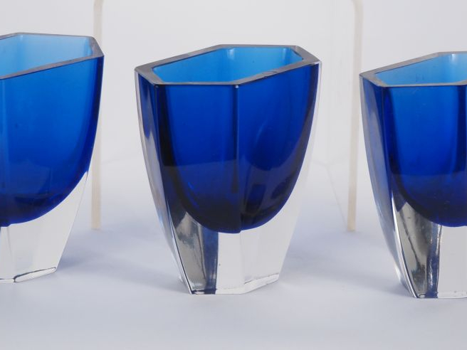 3 vases en cristal bicolore, modèle à pans coupés, bleu nuit et transl