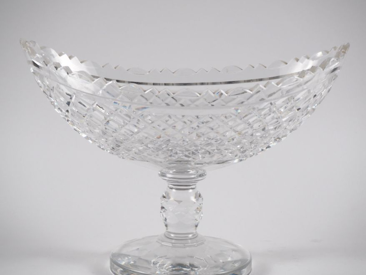 Coupe navette en cristal à décor de croisillons. (micro égrenures) Dim