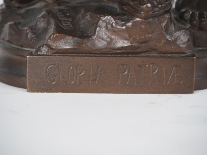 MARIOTON.  "Gloria Patriae" Groupe en bronze à patine brune Signé H. 4