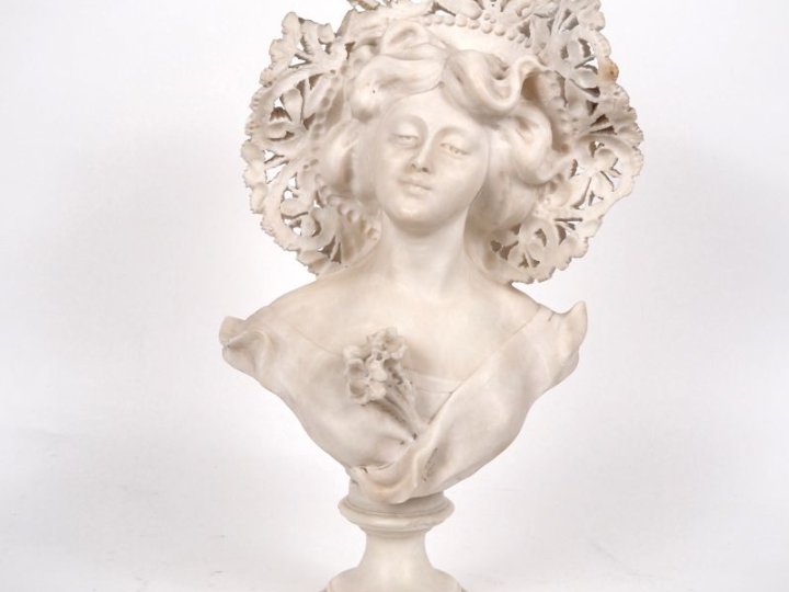 CIPRIANI.  "Flore" Sculpture en albatre (petits accidents) H. avec le 