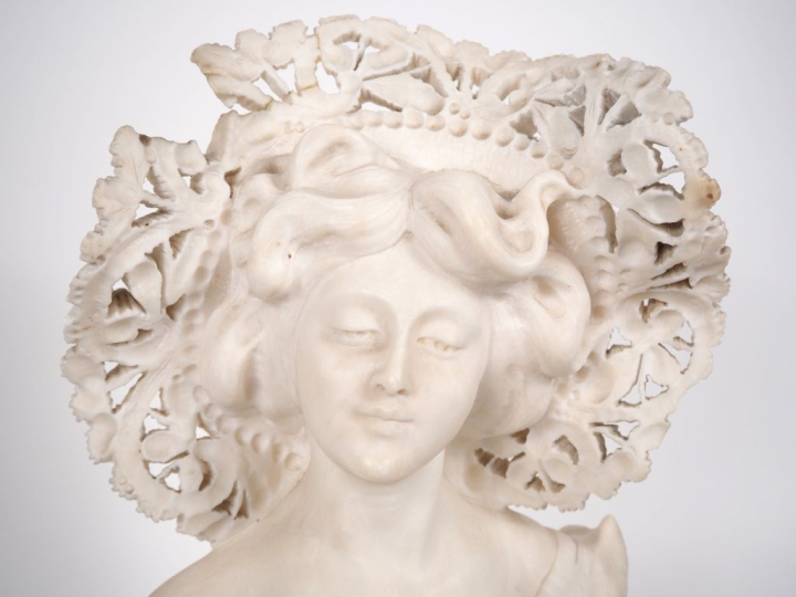 CIPRIANI.  "Flore" Sculpture en albatre (petits accidents) H. avec le 