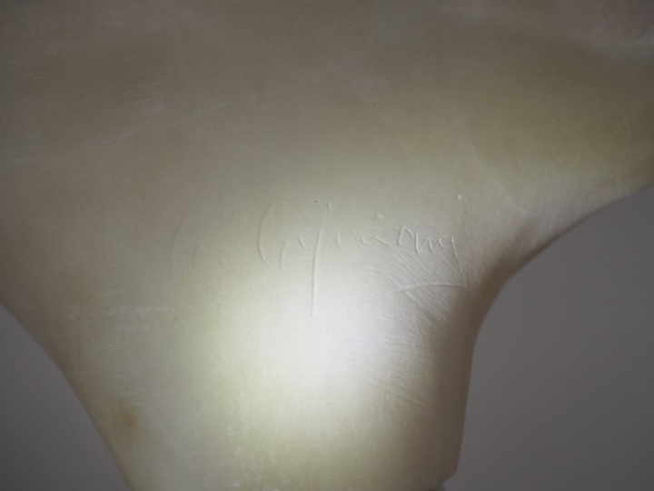 CIPRIANI.  "Flore" Sculpture en albatre (petits accidents) H. avec le 