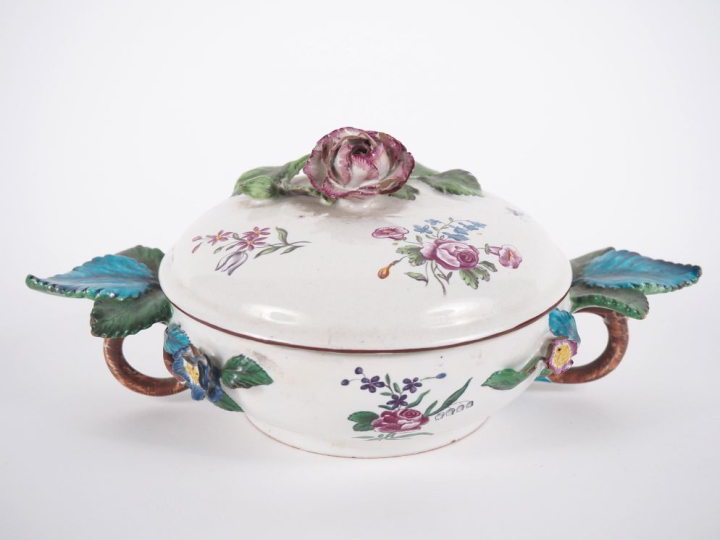 Bouillon couvert XIXème en faience fine, décor polychrome de fleurs et