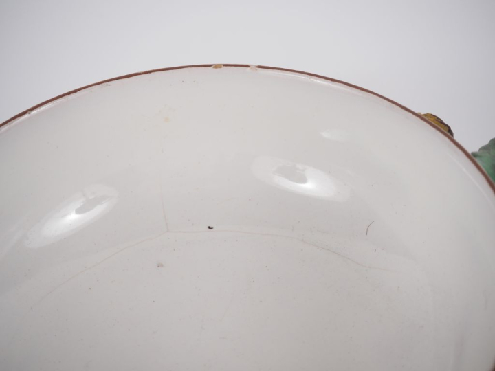 Bouillon couvert XIXème en faience fine, décor polychrome de fleurs et