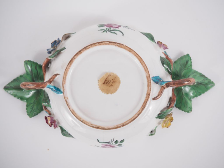 Bouillon couvert XIXème en faience fine, décor polychrome de fleurs et